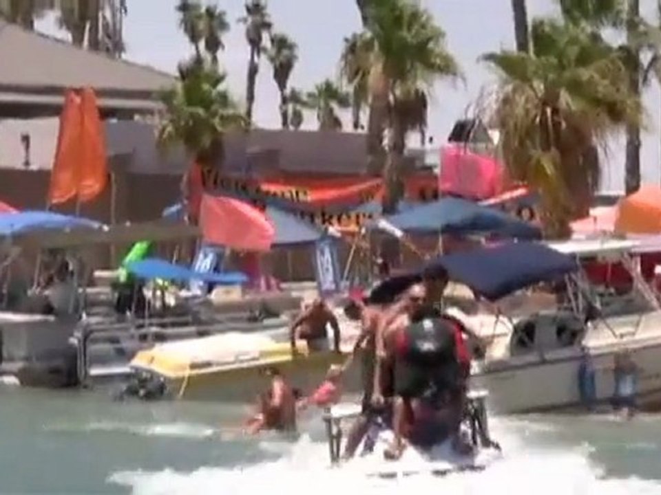 Piranha 3d - Featurette - Stunts
