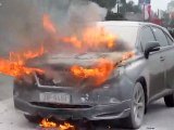 Xe Lexus bốc cháy trên đường