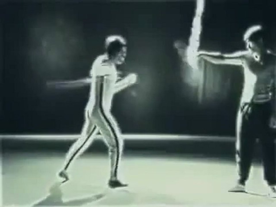 Bruce lee allume des allumettes avec son nunchaku