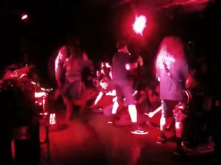 Il saute dedans une foule en gros délire