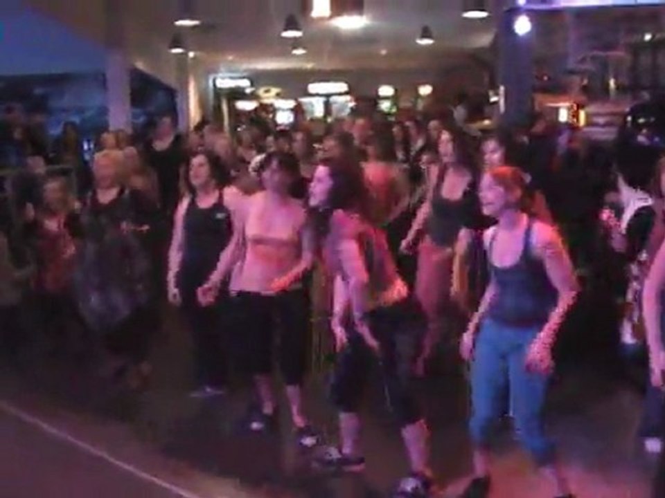 Flash Mob Zumba par Céline Ducrocq au Satellium Bowling