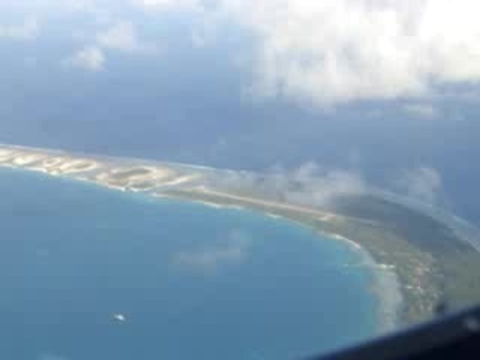 vue d'avion de l'atoll de tikehau