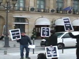VIDEO ACTION D'ACT UP ET MEMBRES DE 'L'ENVOLEE'   DEVANT LE MINISTERE DE LA JUSTICE POUR THIERRY CALVY ET ANNIV SUSPENSION DE PEINE 5.03.2012 (6)