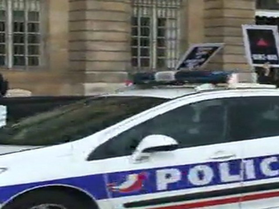 VIDEO ACTION D'ACT UP ET DES MEMBRES DE 'L'ENVOLEE'  DEVANT LE MINISTERE DE LA JUSTICE, ARRIVEE DE LA POLICE 5.03.2012 (4)