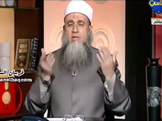 تزين المرآة بالكحل خارج بيتها