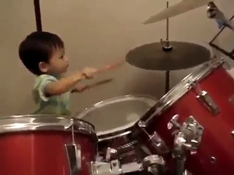El bebé que toca batería