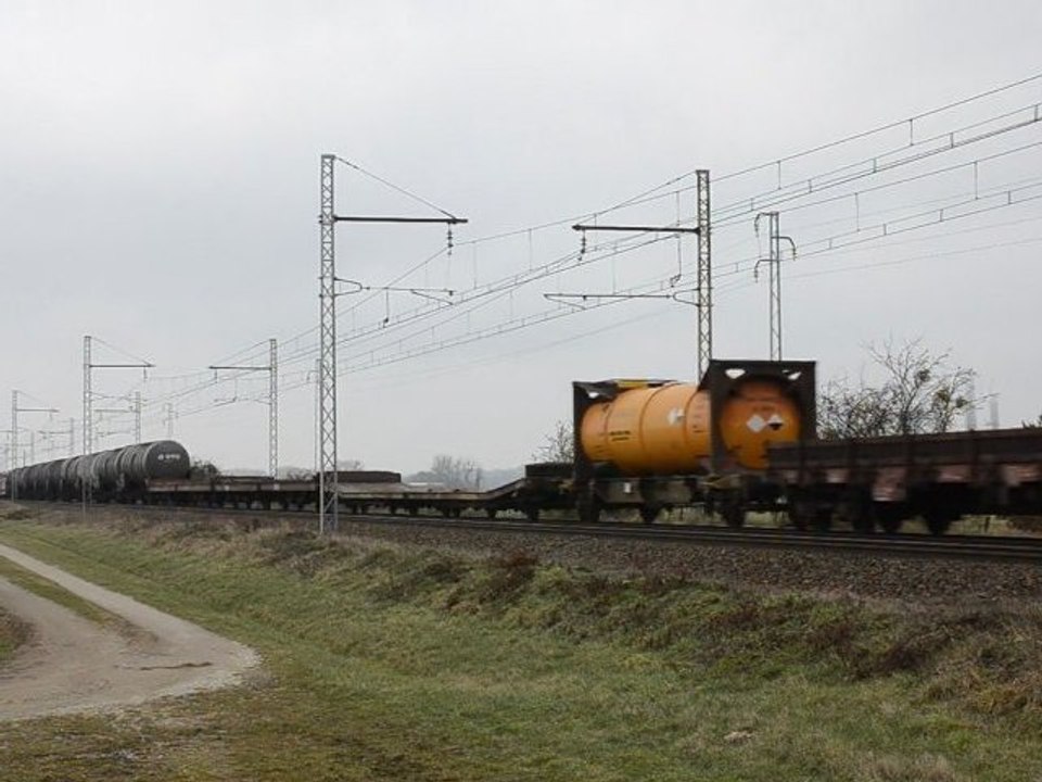 BB 27000 assurant un train de fret diffus