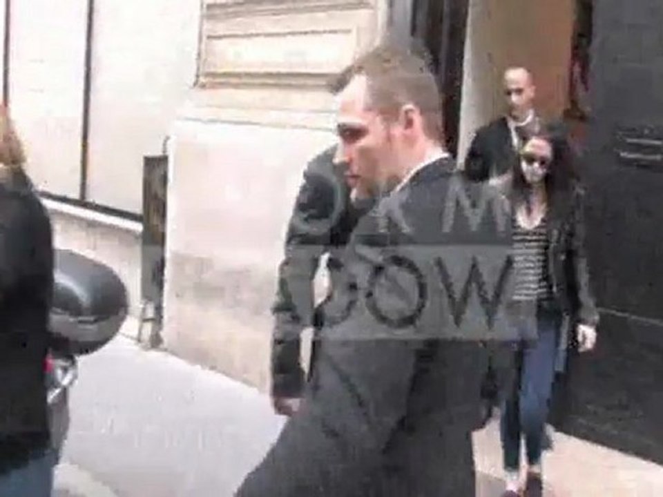 Robert Pattinson y Cia. saliendo de 'Louis Vuitton Fashion House' en Paris (Marzo 05)