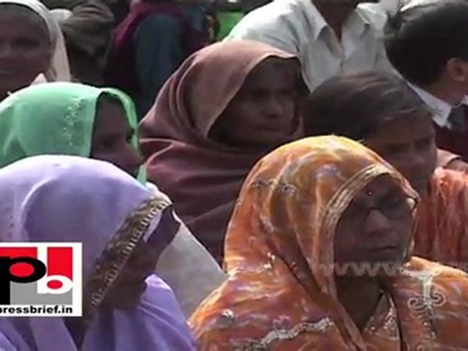 Priyanka Gandhi Vadra in Mateenganj (Raebareli) addresses the voters
