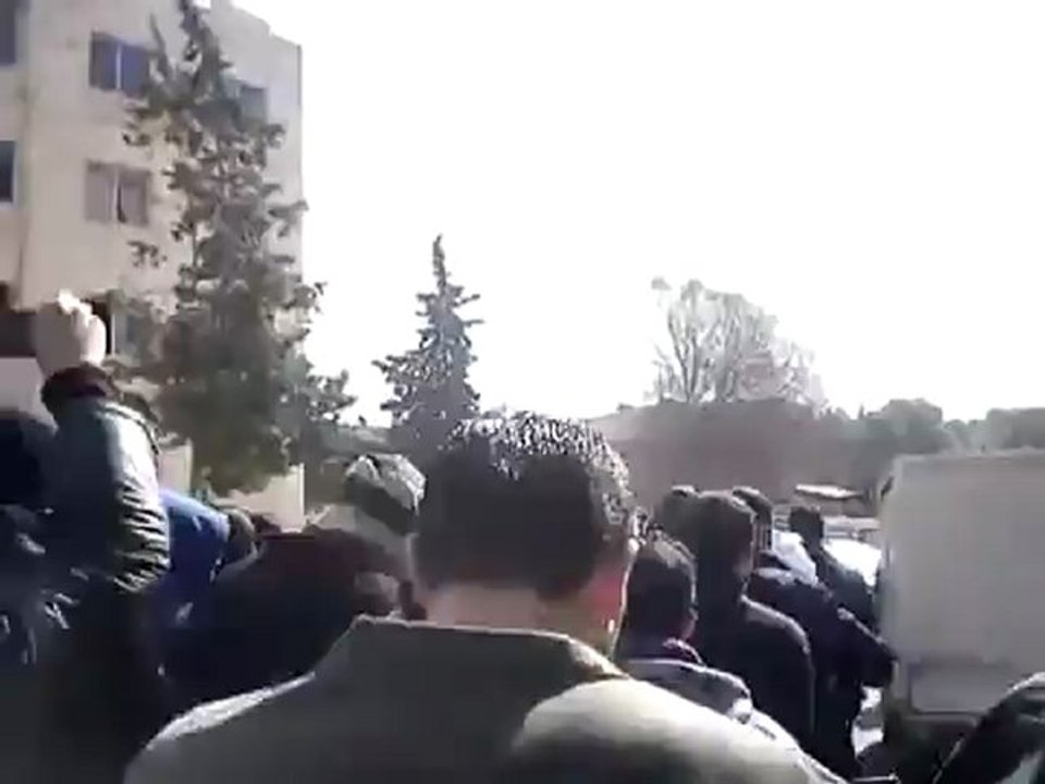 فري برس حلب الجامعة  كلية الكهرباء  الشعب يريد إعدام   5 3 2012   جـ4