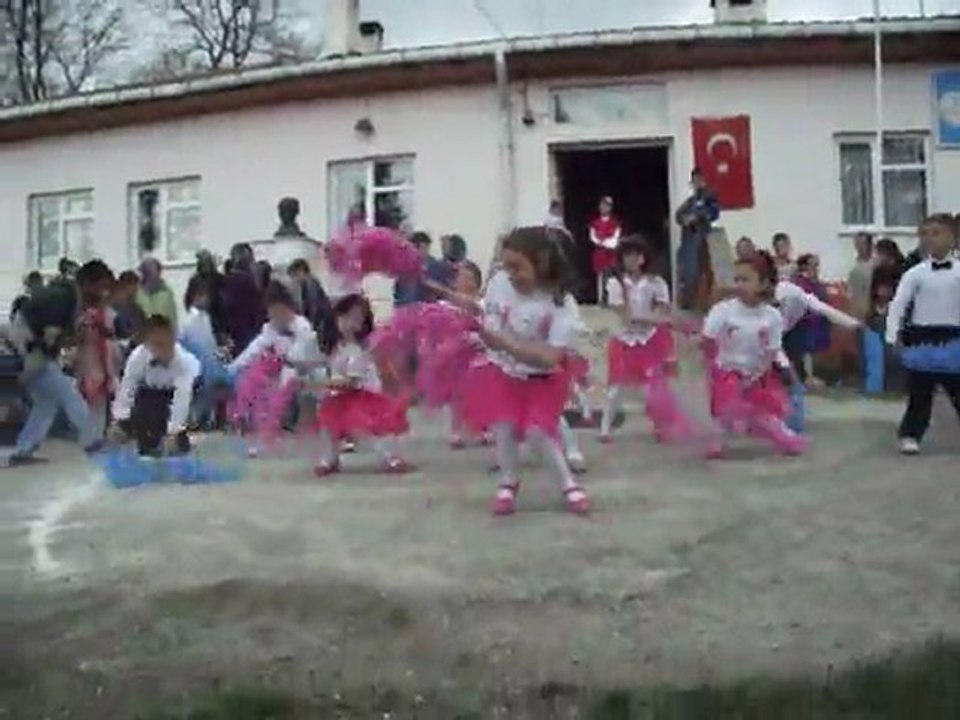 UZUNCAORMAN İLKÖĞRETİM OKULU 23 NİSAN DEMET AKALIN EVLİ MUTLU ÇOCUKLU