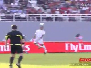 Ismail Matar sút phạt trong trận UAE v Lebanon
