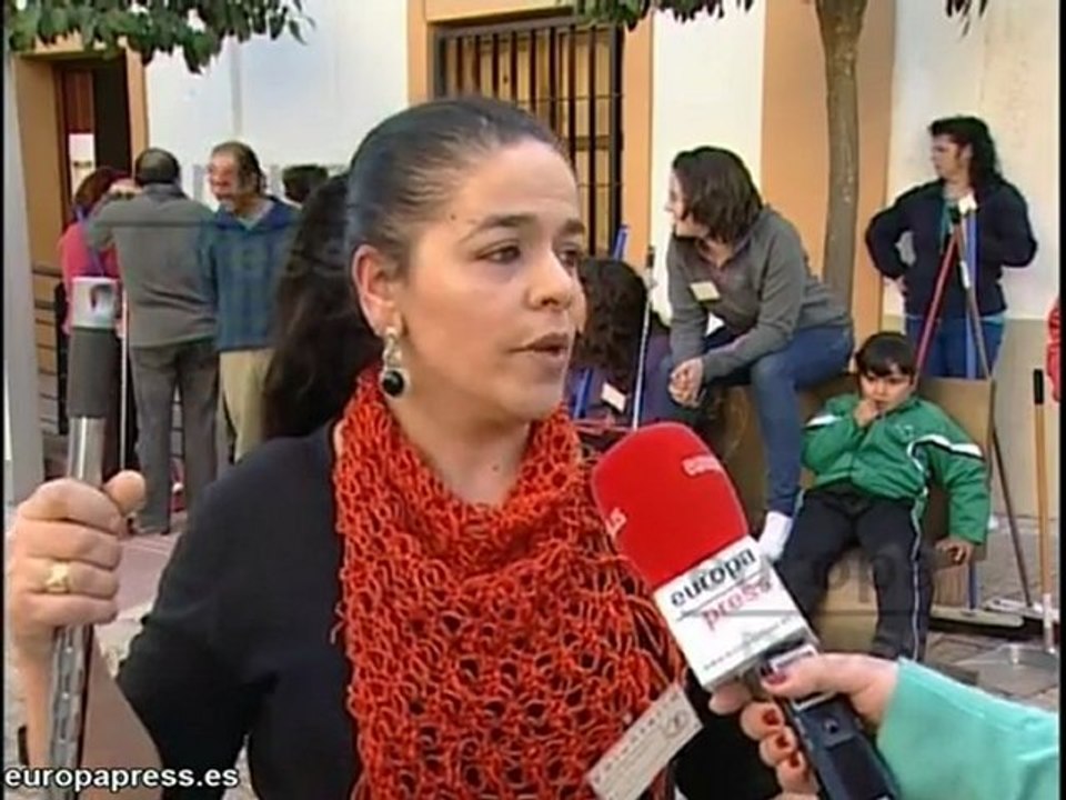 Los vecinos de Higuera (Badajoz) limpian el pueblo