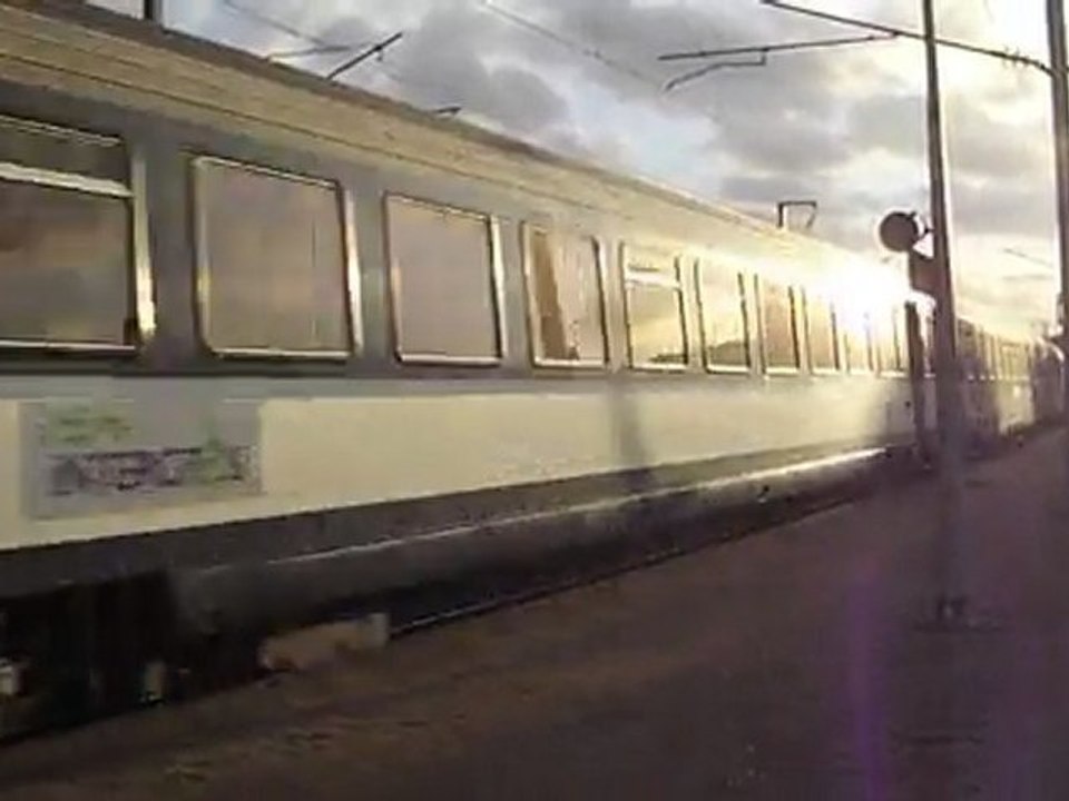 Passage du 3348 avant le départ du 851042 à Serquigny