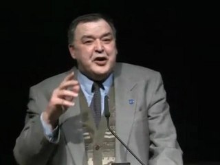 Gilles Rhéaume félicite Pauline Marois alors qu'elle reçoit le Prix Louis-Joseph-Papineau