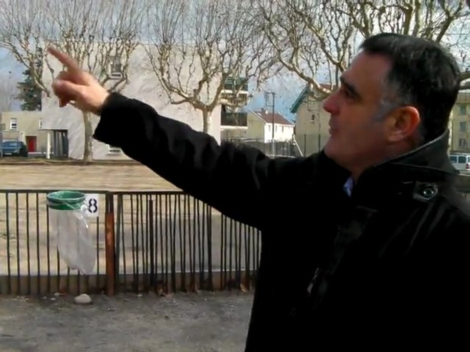 Alain Vallet, responsable de l'unité gestion de l'énergie, et les travaux au stade Emile-Gras de Romans