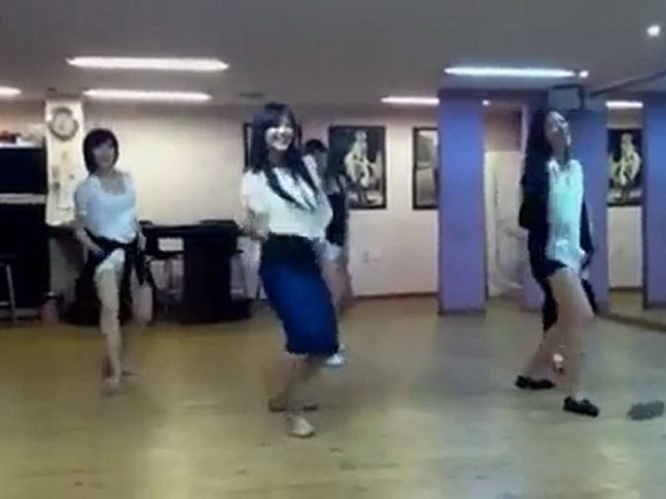 Rainbowジェギョン蹴りを入れる(爆笑)