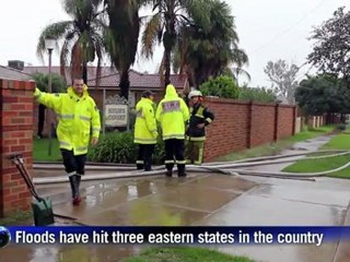 Swollen Murrumbidgee River forces thousands to flee