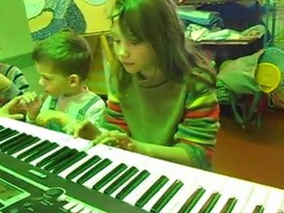 Emmy au piano , atelier musical du 06.03.2012 034
