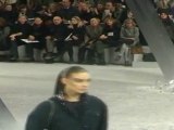 El gélido mundo mineral y el negro invaden el desfile de Chanel