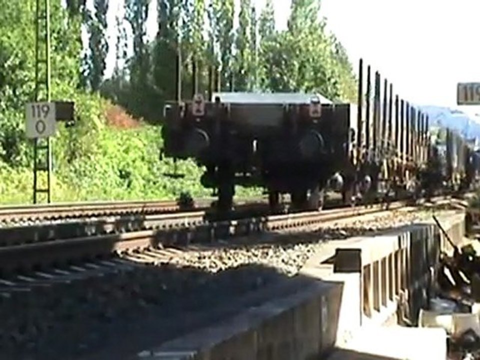 V 220 der Brohltalbahn kurz vorm Bf Bad Hönningen mit Aluminiumbarrenzug nach Süden