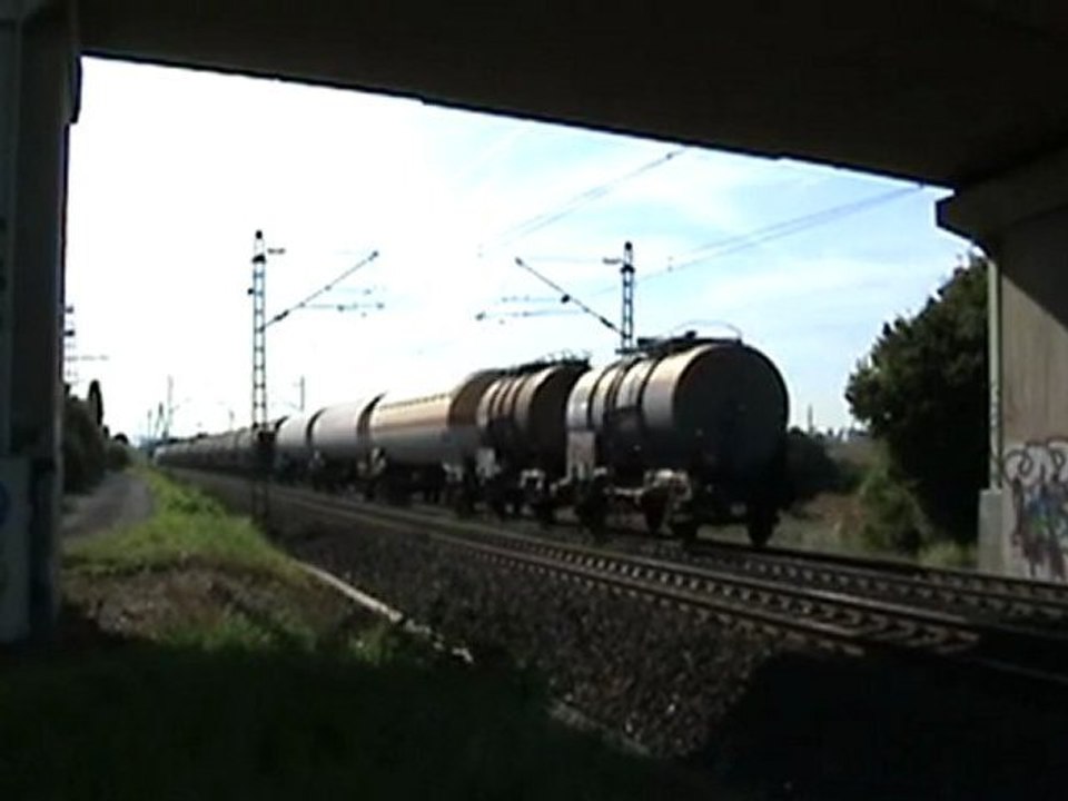 Mittelweserbahn Taurus mit Kesselwagenzug verläßt Bf Andernach Richtung Koblenz