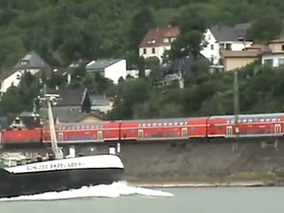 BR143 überholt Rheinschiff beim Ortseingang Neuwied