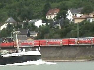 BR143 überholt Rheinschiff beim Ortseingang Neuwied