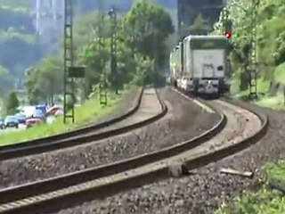 BR185 mit Intermodalzug kurz vor Bf Erpel Richtung Köln