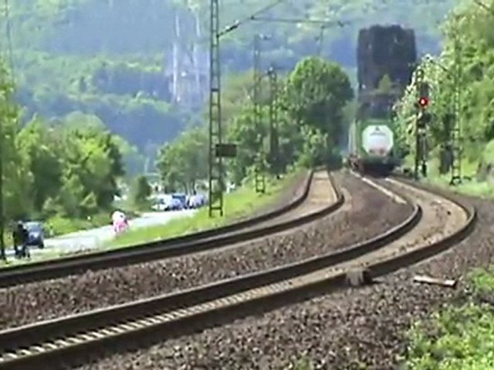 BR185 bei Erpel mit Intermodalzug Richtung Köln