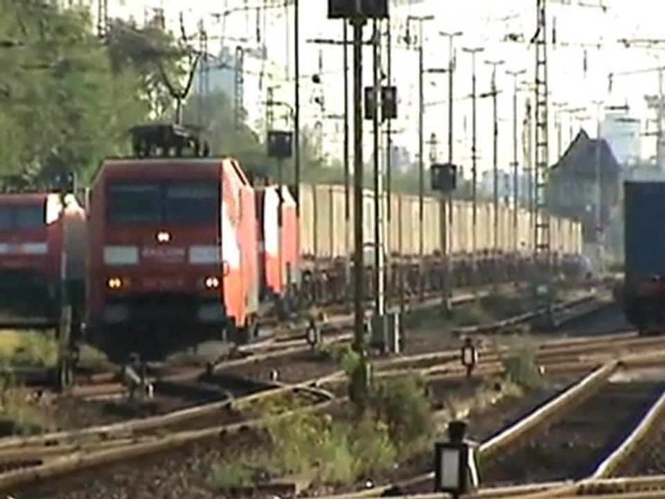 BR152 hat Containerzug abgeliefert und fährt dann solo weg