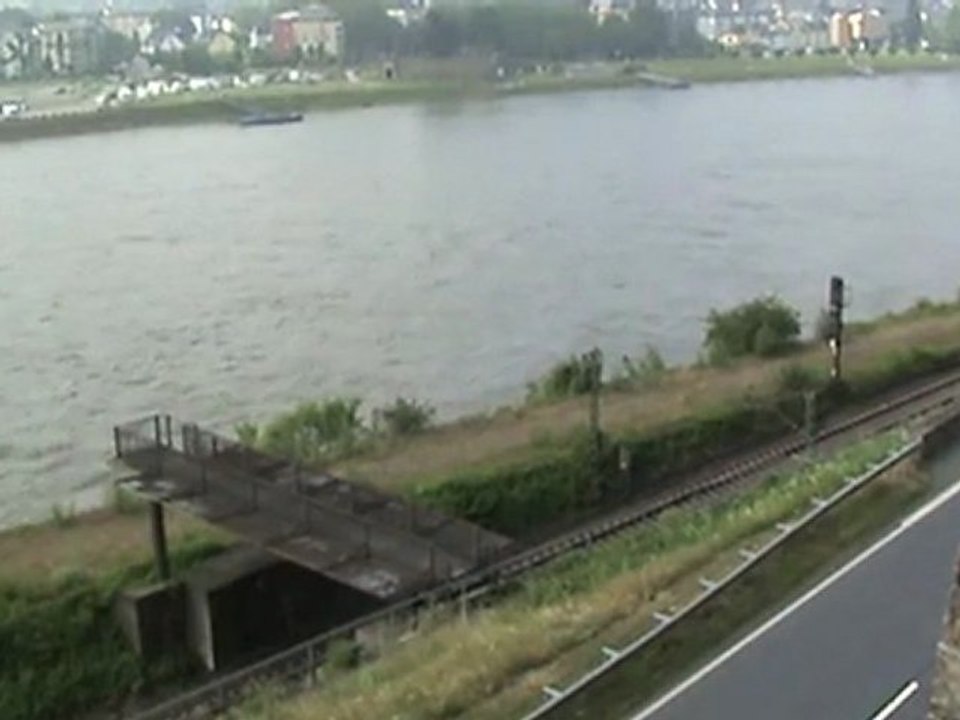 BR152 beim Ortsausgang Neuwied Richtung Köln mit Kesselwagenzug