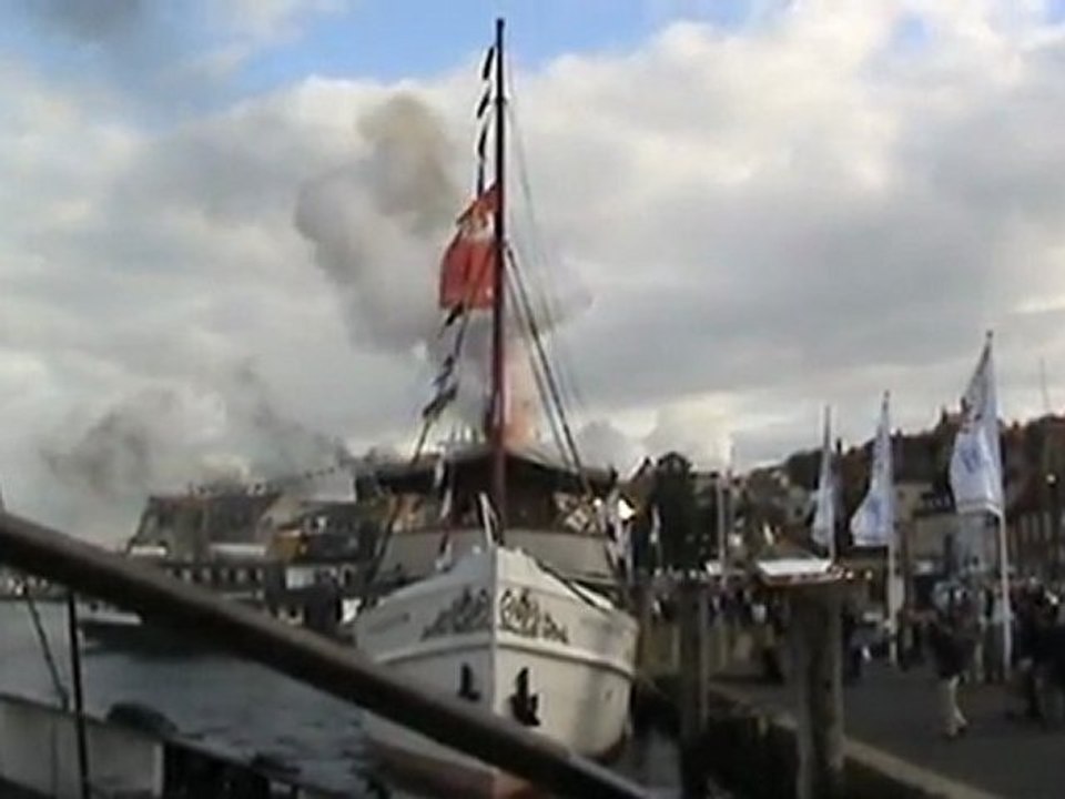 Die Dampfer Alexandra und Scharhörn lassen ihre Hörner erklingen