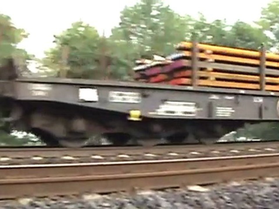 BR185 durchquert den Bf Leubsdorf mit gemischtem Güterzug Richtung Bad Hönningen