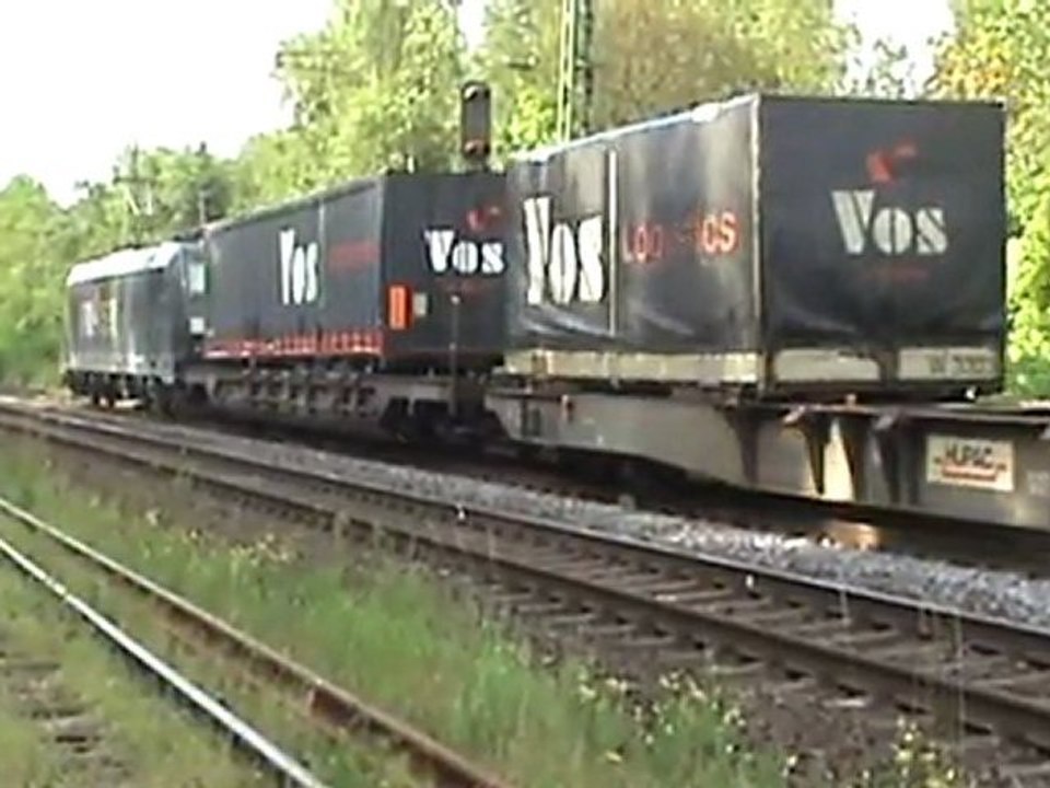 BR185 Rail4Chem trifft mit LKW Aufliegern im Bf Bad Hönningen ein