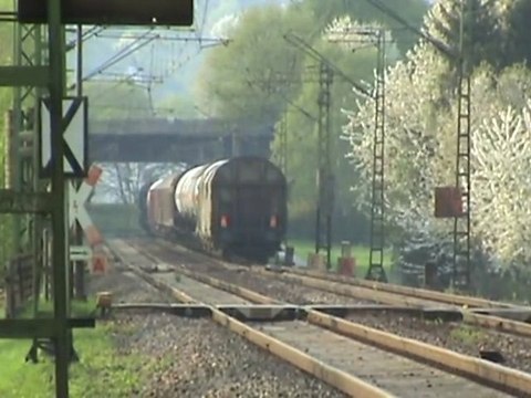 BR185 mit gemischtem Güterzug von Erpel kommend kurz vorm Bf Unkel