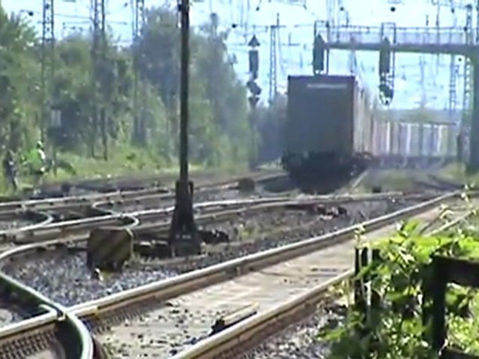 BR185 mit Containerzug verläßt Bf Neuwied Richtung Süden