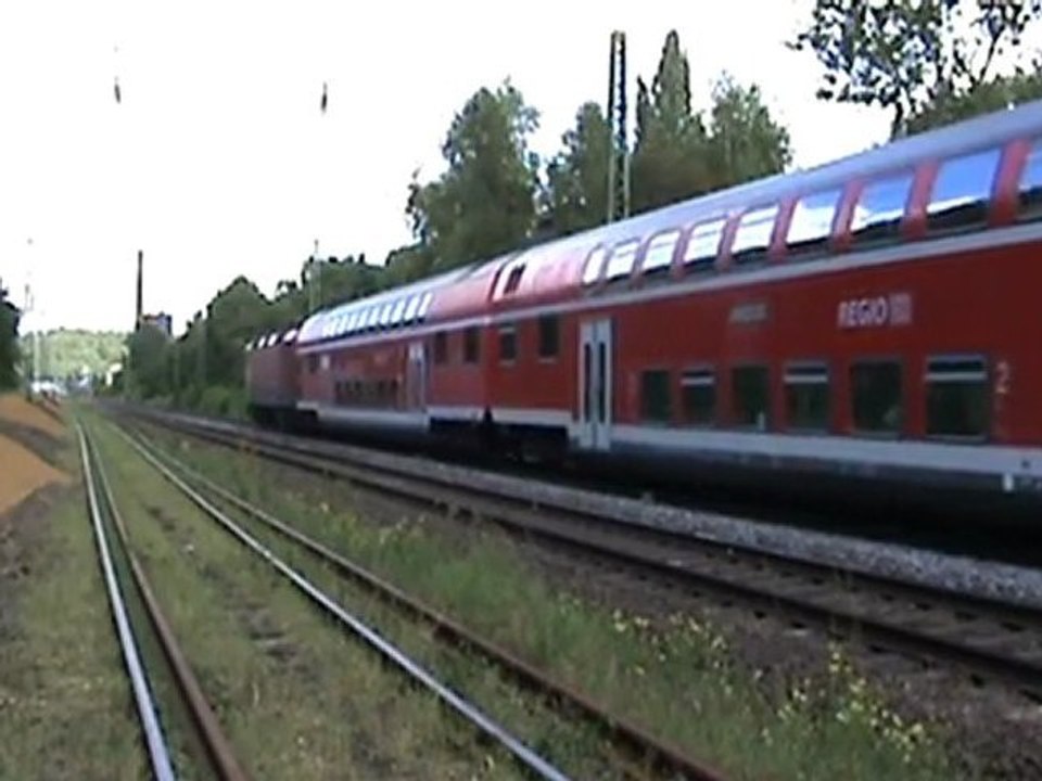 BR143 wartet mit Dostos vorm Bf Bad Hönningen auf Vorbeifahrt BR425 nach Neuwied