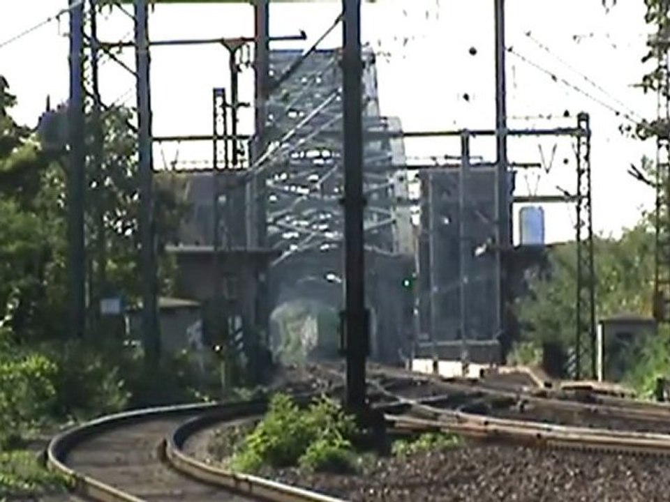 BR152 mit Intermodalzug fährt auf die Südbrücke zu