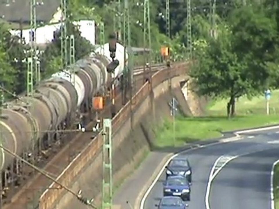 BR185 Rail4Chem mit Kesselwagenzug unterhalb Erpeler Ley kurz vor Bf Linz