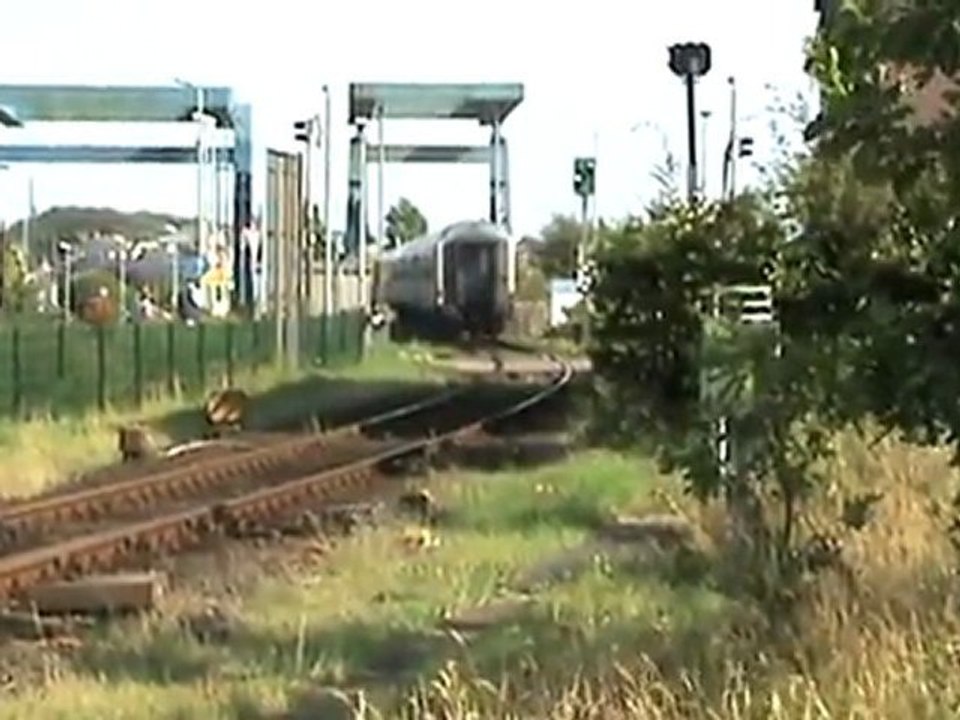 BR218 in Doppeltraktion vor IC von Sylt kommend durchquert Bf Husum am Hafen