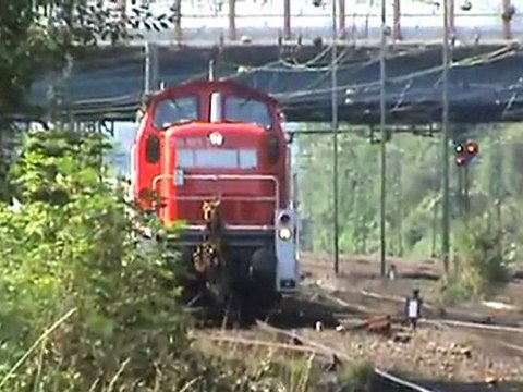 BR294 rangiert mit Rungenwagen auf dem Rbf Köln Eifeltor