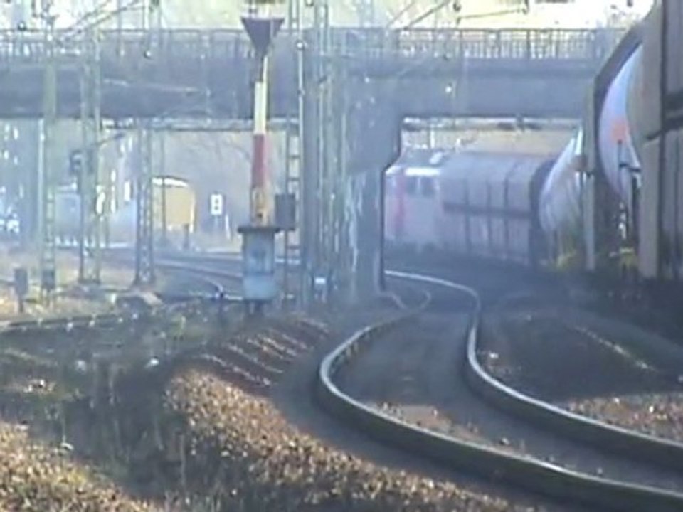 BR140 in Doppeltraktion vor gemischtem Güterzug fährt in den Gbf Köln Kalk Nord ein