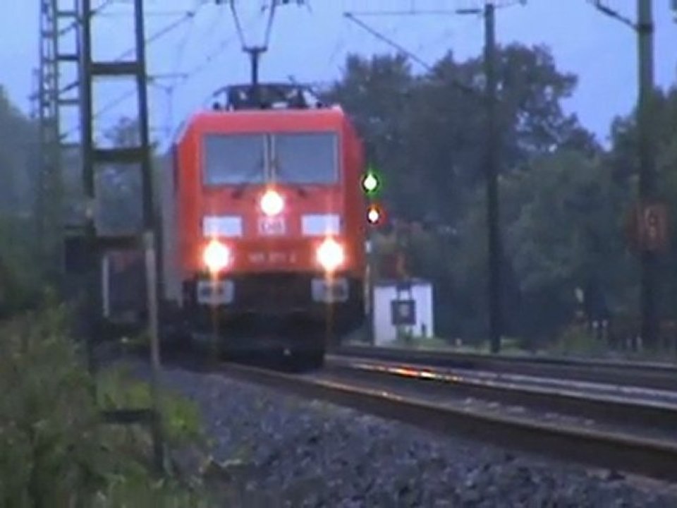 Zweimal BR185 mit gemischten Güterzügen durchqueren den Bf Leubsdorf