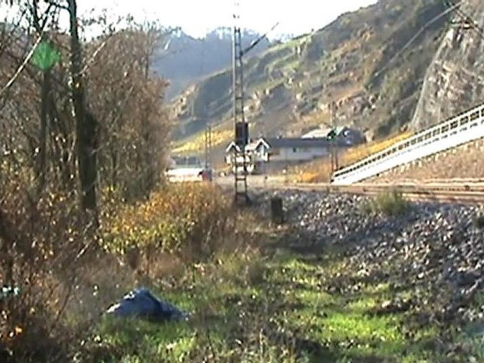 Zweimal BR143 mit Regionalzügen beim Gondorfer Schloß