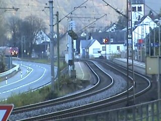 BR425 hält beim Haltepunkt Lehmen Mosel und BR185 mit Güterzug durchquert ihn