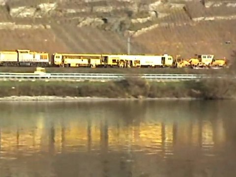 BR140 in Doppeltraktion vor Schüttgutwagen und BR203 vor Bauzug bei der Moseltalbrücke