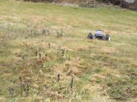 traxxas e-revo brushless en actions sur l'herbe !!