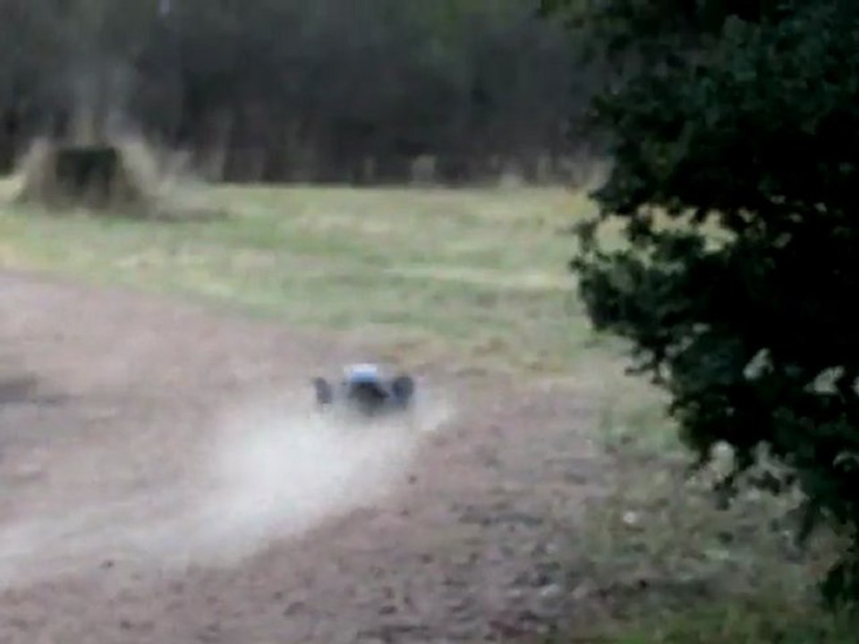 Traxxas e-revo sur des graviers