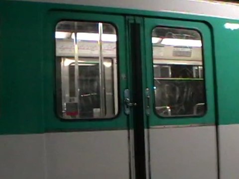 MP59 : Signal sonore et fermeture des portes à la station Porte d'Orléans sur la ligne 4 du métro parisien